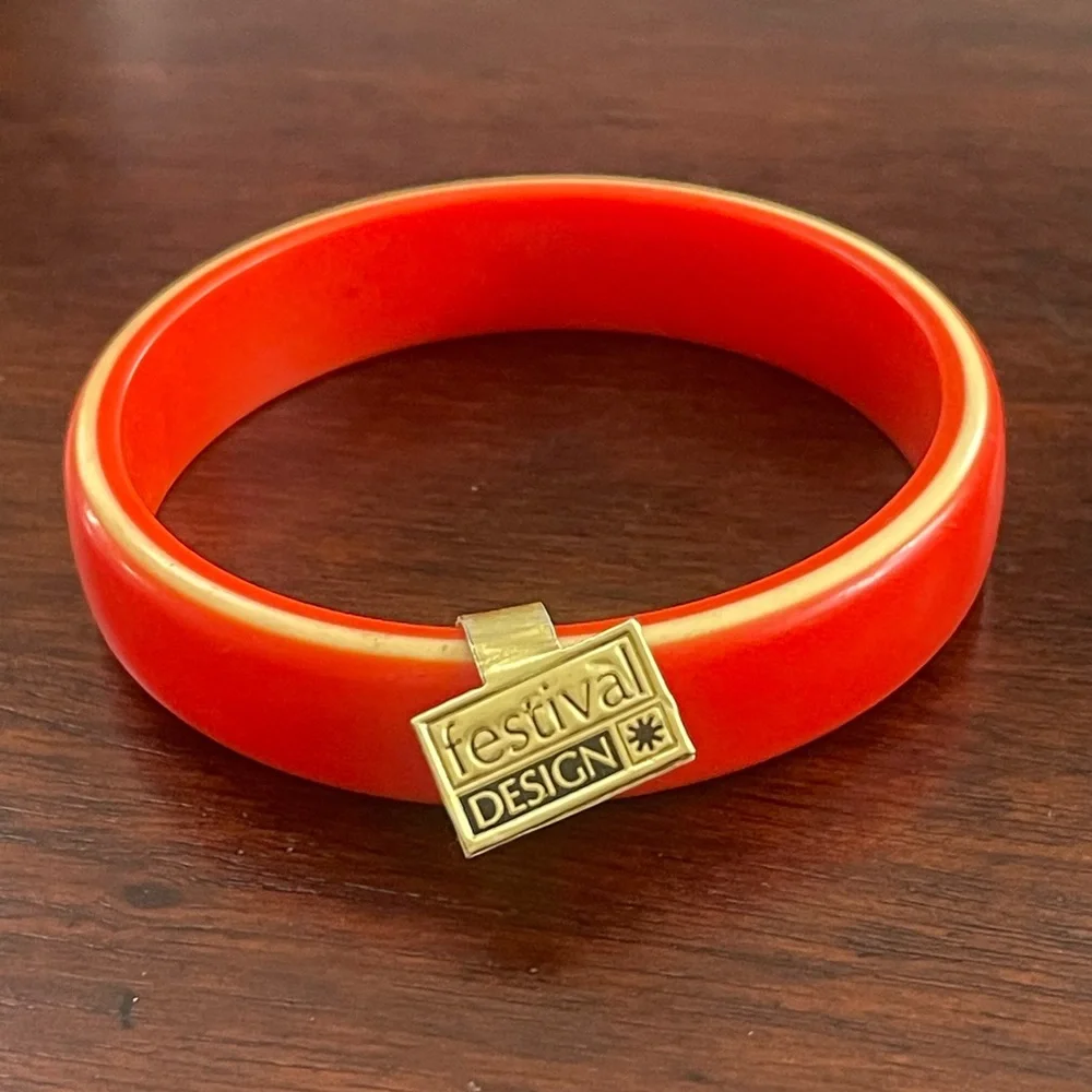 1980s Festival Design red & yellow lucite bangle bracelet - Picture 2 of 6